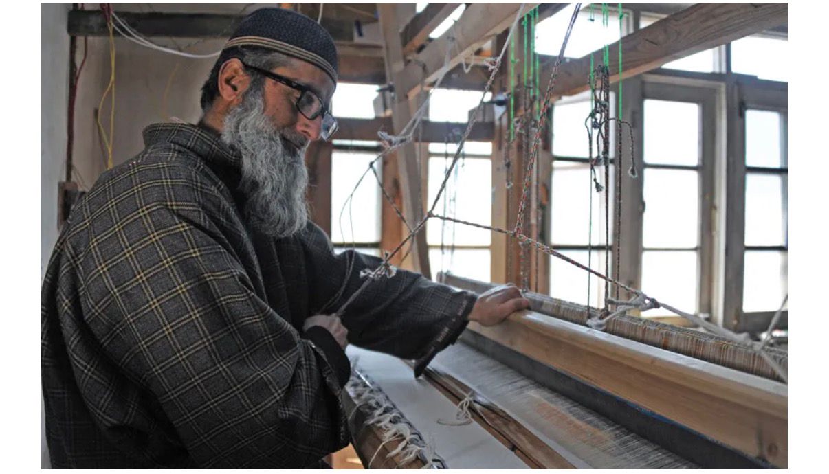 Handmade shawl craft process